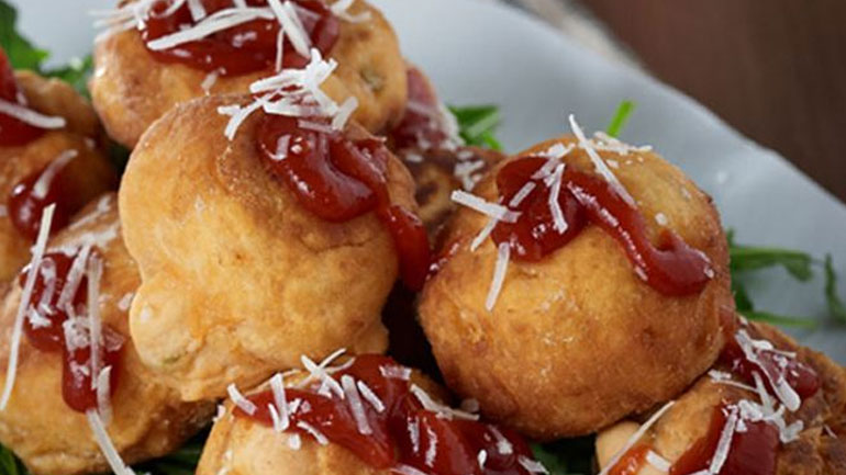 Κοκκινιστοί λουκουμάδες με φέτα