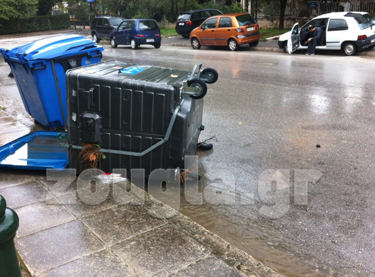 Κάδοι παρασύρθηκαν λόγω νεροποντής/ Πλάνα απο Κηφισιά