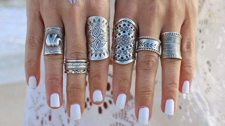 Μάθετε γιατί το λευκό-ασβεστί χρώμα στα νύχια σας είναι το πιο must για το καλοκαίρι!