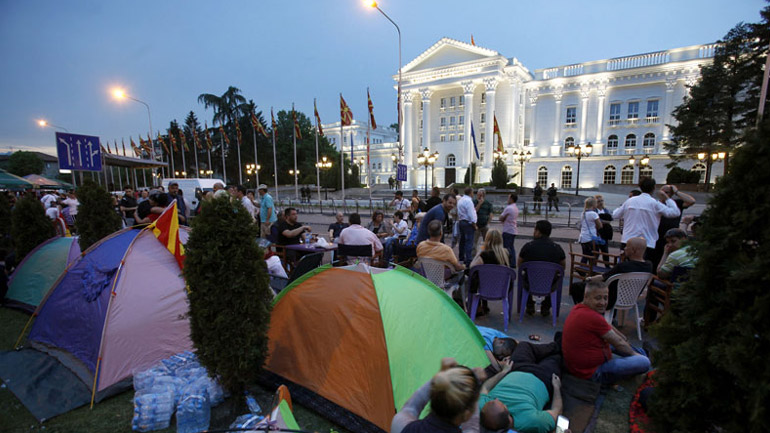 ΠΓΔΜ: Έστησαν σκηνές στο κτήριο της κυβέρνησης