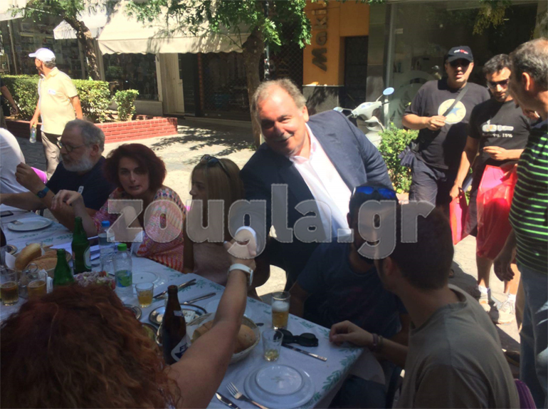 Ο Στ. Λεουτσάκος χαιρετά συντρόφους του