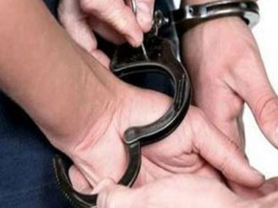 Βρήκαν τον αφισοκολλητή που διαπόμπευσε τη νεαρή «αποκαλύπτοντας» ότι είναι φορέας του HIV