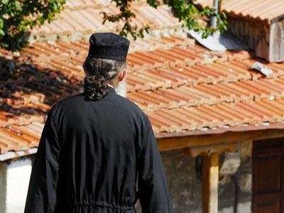 «Φόρα φούστα, αλλιώς να μην ξανάρθεις στην εκκλησία μου…»