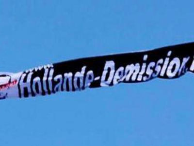 Γαλλία: Αεροπλάνο πετούσε με πανό που ανέγραφε «Ολάντ παραιτήσου»