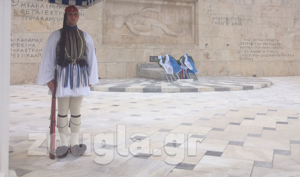 Στέφανα στο Μνημείο