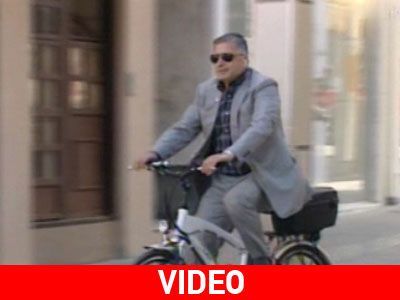 Ο δήμαρχος, το ποδήλατο και τα κεράσματα!