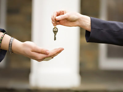 Στο σφυρί τα πρώτα κατασχεμένα ακίνητα