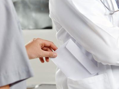 Χειρουργός ζήτησε 300 ευρώ για εγχείρηση καταρράκτη Χειρουργός ζήτησε 300 ευρώ για εγχείρηση καταρράκτη