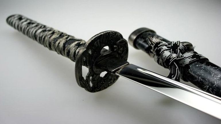 Είχε στο σπίτι του σπαθιά σαμουράι και τόξο