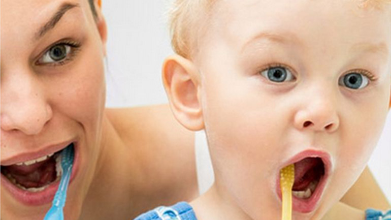 Tα βασικά tips για να είστε σίγουρη ότι μεγαλώνετε ένα παιδί με γερά δόντια