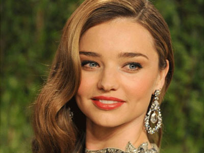 Γιορτές με μακρύ κυματιστό μαλλί για βαμπ εμφανίσεις