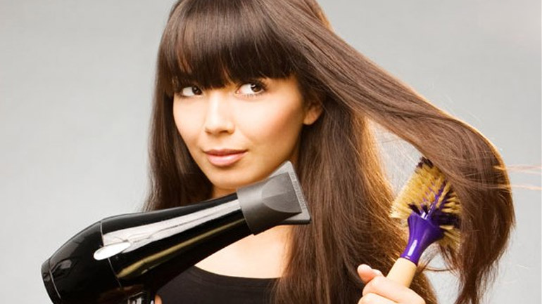 Τα λάθη που κάνετε  χωρίς να το ξέρετε στεγνώνοντας τα μαλλιά σας