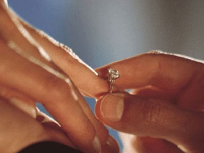 Κρυφή κάμερα σε δαχτυλίδι: Πώς πραγματικά αντιδρούν οι γυναίκες στην πρόταση γάμου