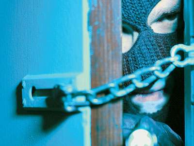 Ληστεία-μυστήριο στην καρδιά της Αθήνας: «Μου άρπαξαν εκατομμύρια ευρώ»