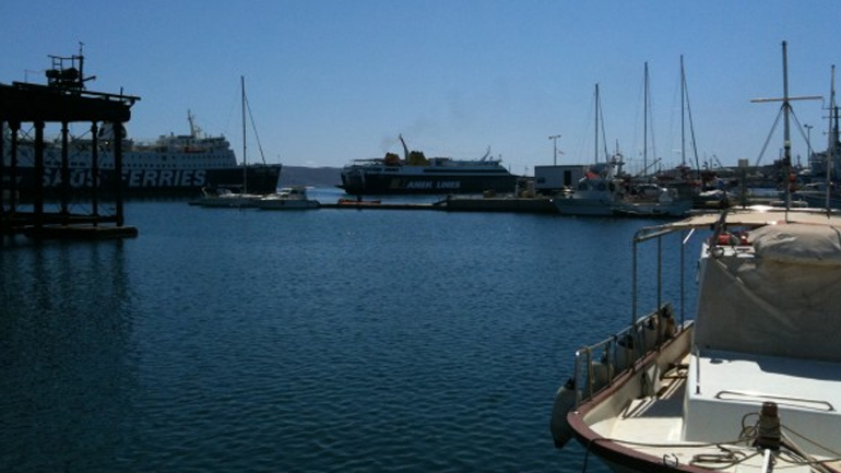 Ρυμουλκό μεταφέρει το πλοίο «Runner» στο λιμάνι του Λαυρίου Ρυμουλκό μεταφέρει το πλοίο «Runner» στο λιμάνι του Λαυρίου