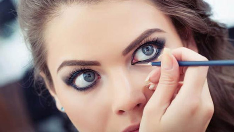 Αυτό είναι το σωστό μακιγιάζ για να δείξουν τα μάτια σου μεγαλύτερα!