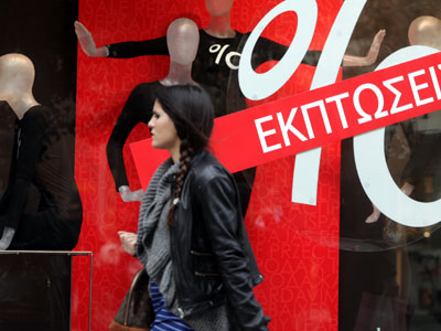 Χαμηλή η καταναλωτική κίνηση στις ενδιάμεσες εκπτώσεις