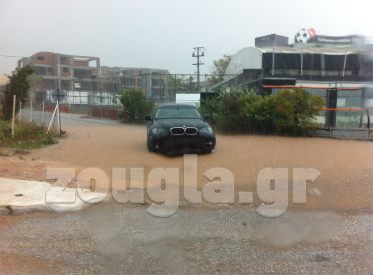 Αυτοκίνητο παρασύρθηκε από την νεροποντή στη Κηφισιά