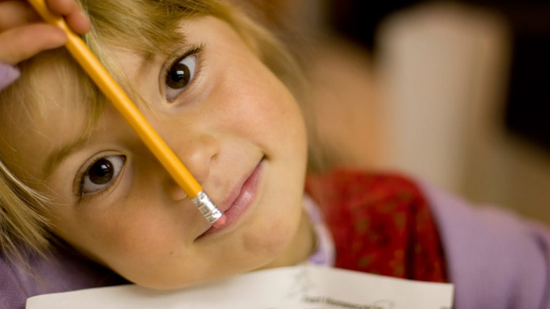 Έρευνα: Το χάδι ενισχύει τη μάθηση στα παιδιά