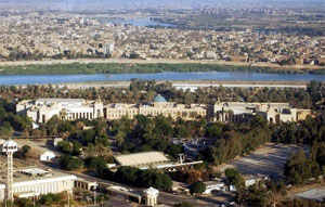 Το τεραστίων διαστάσεων κτήριο της αμερικανικής πρεσβείας δεσπόζει στην Βαγδάτη. Είναι η μεγαλύτερη πρεσβεία που έχει ανεγερθεί και κόστισε $700.000