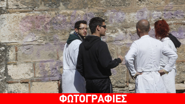 Επιχείρηση καθαρισμού των συνθημάτων στην Καπνικαρέα Επιχείρηση καθαρισμού των συνθημάτων στην Καπνικαρέα