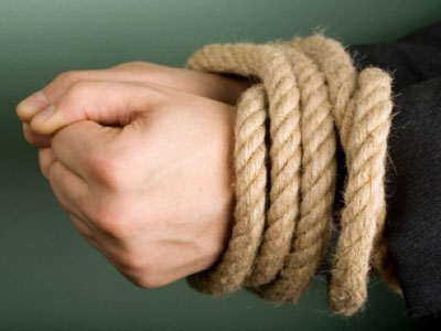 Tον απήγαγαν και ζητούσαν λύτρα για να τον απελευθερώσουν Tον απήγαγαν και ζητούσαν λύτρα για να τον απελευθερώσουν