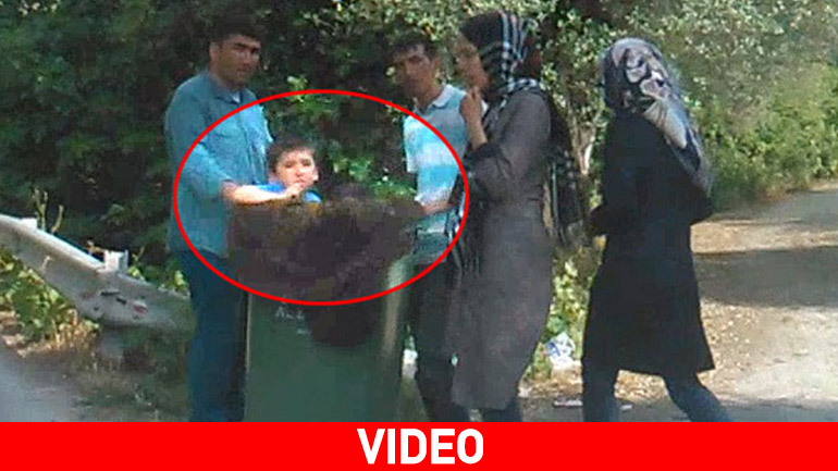 Μετανάστες στη Λέσβο κουβαλούν τα παιδιά τους με σκουπιδοτενεκέδες Μετανάστες στη Λέσβο κουβαλούν τα παιδιά τους με σκουπιδοτενεκέδες