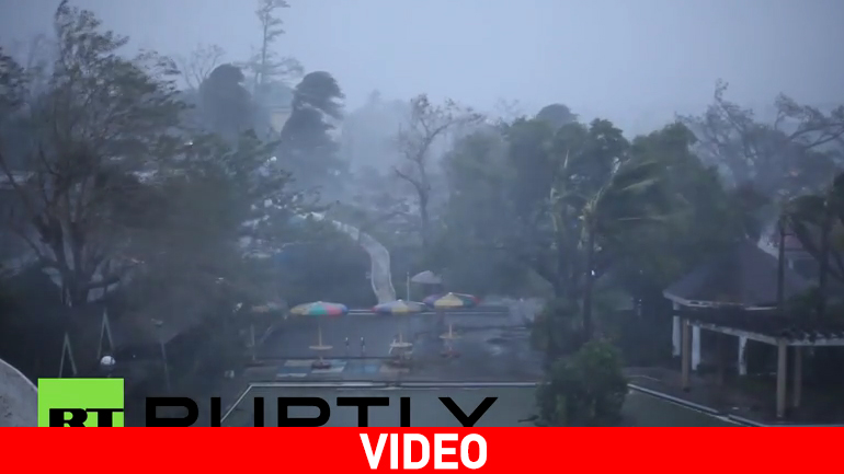 Φιλιππίνες: Βρήκαν καταφύγιο σε στέγες μετά τον τυφώνα