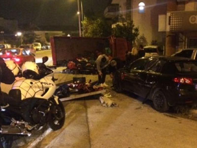 Ανατροπή φορτηγού στη Θεσσαλονίκη-Τράπηκε σε φυγή ο οδηγός