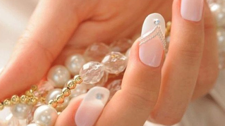 Tέλεια σχέδια στα νύχια για νυφικό μανικιούρ !