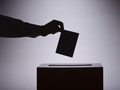 Άνοιξαν οι κάλπες σε τρεις δήμους της χώρας