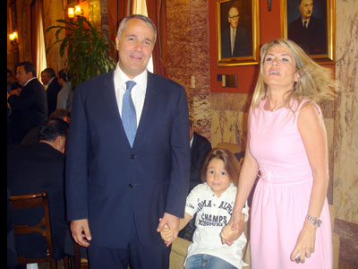 Συν γυναιξί και τέκνοις