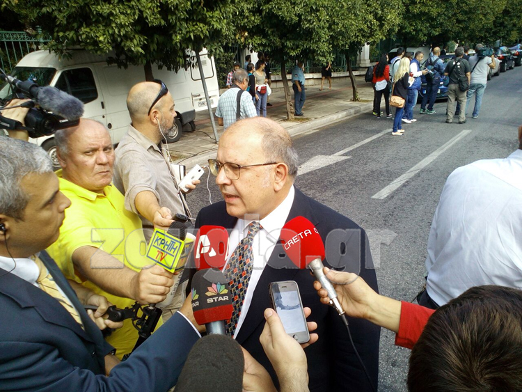 Ο Ν. Ξυδάκης με... γραβάτα