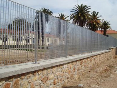 Ανήλικος μαθητής «σφήνωσε» σε κάγκελα σχολείου-Τον απεγκλώβισαν πυροσβέστες