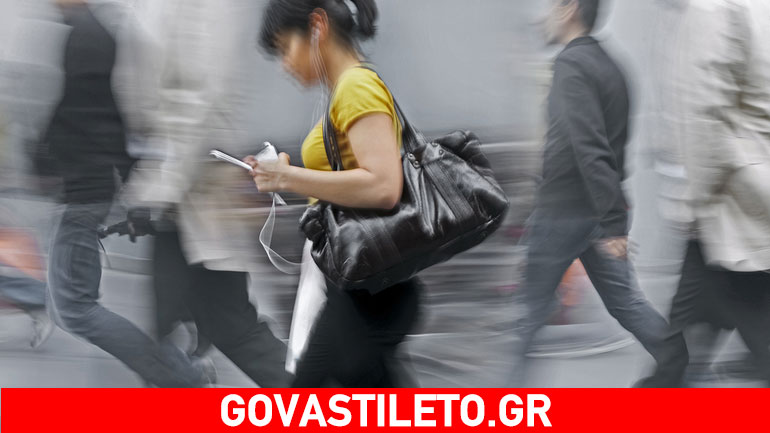 Tο κινητό τηλέφωνο κάνει τους ανθρώπους να περπατούν περίεργα