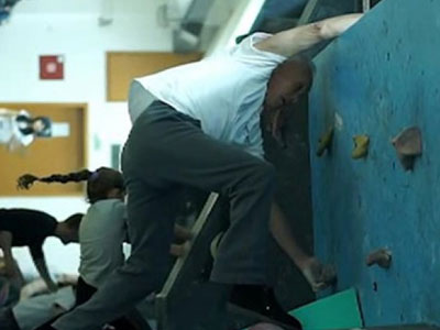 Ορειβάτης 87 ετών σκαρφαλώνει σε βράχο μέσα σε 40 δευτερόλεπτα!