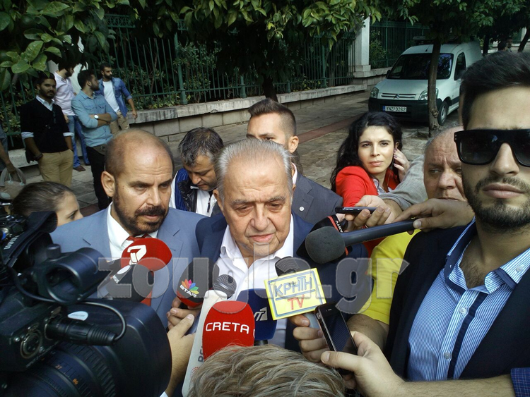 Ο Αλέκος Φλαμπουράρης κάνει δηλώσεις στα ΜΜΕ