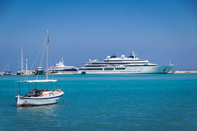 Το ΚΑΤΑRA αγκυροβολημένο στο λιμάνι της Ζακύνθου