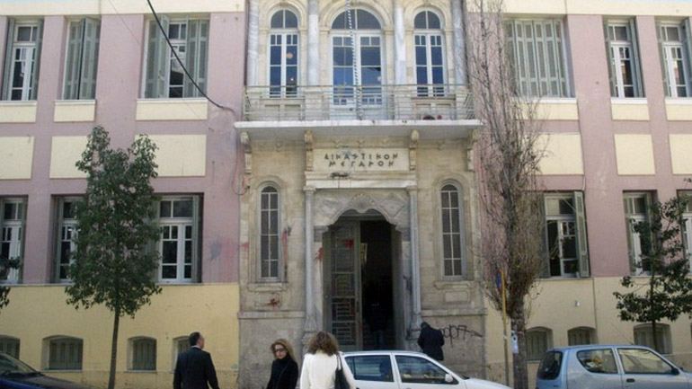 Αυτοσχέδιος εμπρηστικός μηχανισμός εξερράγη στο δικαστικό μέγαρο Ηρακλείου Αυτοσχέδιος εμπρηστικός μηχανισμός εξερράγη στο δικαστικό μέγαρο Ηρακλείου