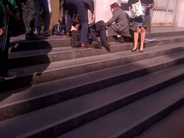 Τραυματισμένος άνδρας πεσμένος στα σκαλιά της εισόδου