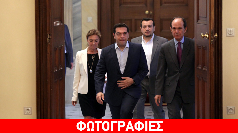 Ψίθυροι, μειδιάματα και πόζες στο συμβούλιο των πολιτικών αρχηγών