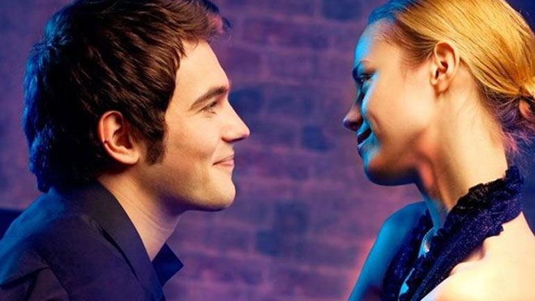 Οι άντρες δεν σταματούν να φλερτάρουν ακόμη και όταν μία γυναίκα έχει σχέση