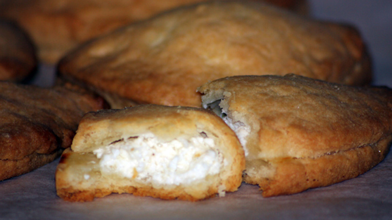 Φτιάξτε τυροπιτάκια με ζύμη κουρού!