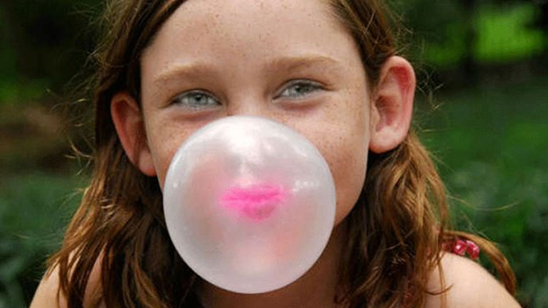 Γιατί τα παιδιά δεν πρέπει να καταπίνουν τις τσίχλες;