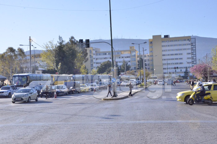 Στο βάθος τα πούλμαν που μετέφεραν τους μεταλλωρύχους