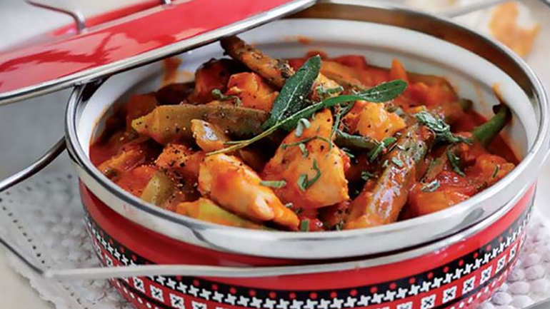 Κοτόπουλο γιουβέτσι με μπάμιες