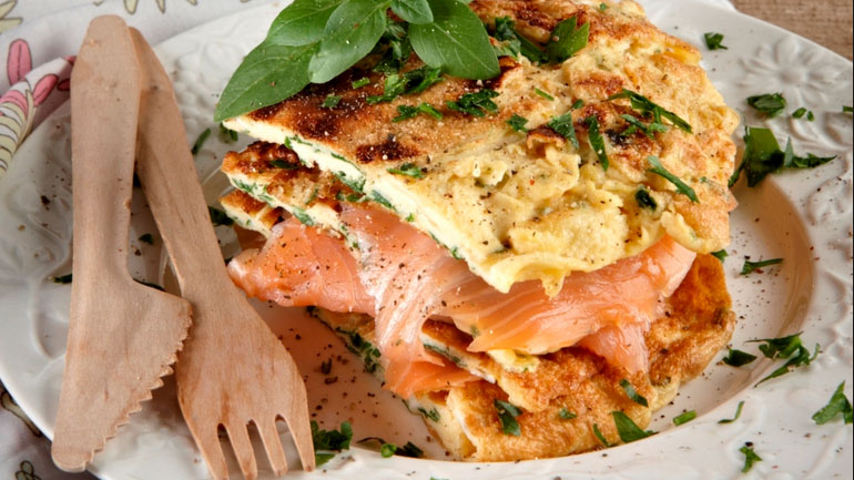 Ομελέτα με καπνιστό σολομό και άνηθο