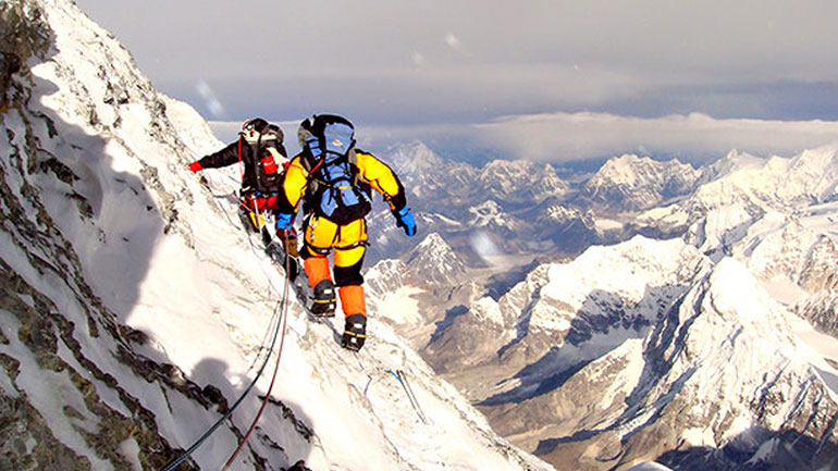 Απορρίμματα και ανθρώπινα περιττώματα «πνίγουν» το Έβερεστ