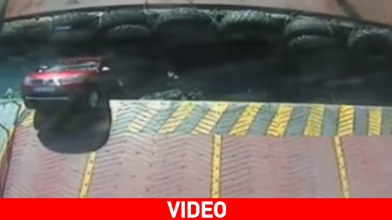 Απίστευτο: Αυτοκίνητο «πετάει» από προβλήτα για να προλάβει το πλοίο!