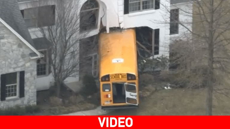 Σχολικό λεωφορείο με επιβάτες καρφώθηκε πάνω σε σπίτι!